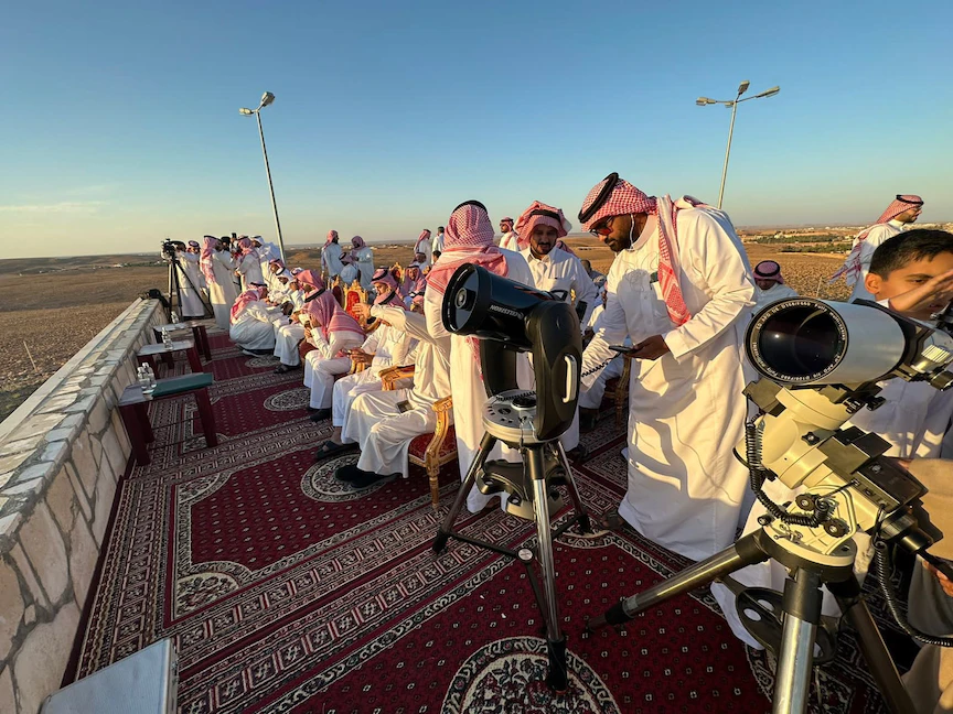 مراسم تحري رؤية هلال شهر شوال للعام الهجري 1444 في مرصد تمير بالسعودية. 20 أبريل 2023 - "واس"