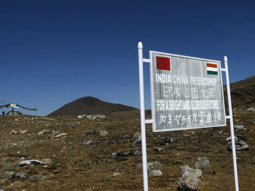 لافتة من الجانب الهندي على الحدود مع الصيبن في بوملا بولاية أروناتشال براديش شمال شرقي الهند. 11 نوفمبر 2009 - REUTERS