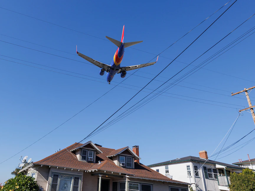 طائرة تابعة لشركة Southwest Airlines تقترب من الهبوط في مطار سان دييجو الدولي بولاية كالفورنيا الأميركية - 6 يناير 2022 - REUTERS