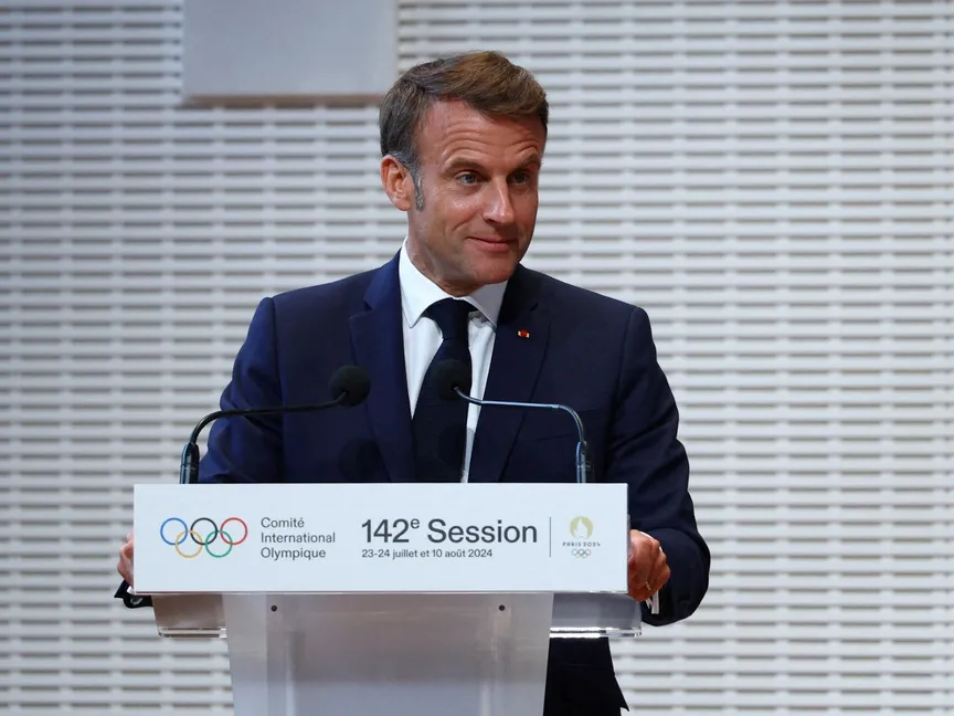 الرئيس الفرنسي إيمانويل ماكرون يلقي كلمة بمناسبة الألعاب الأولمبية التي تستضيفها العاصمة باريس. 22 يوليو 2024 - REUTERS