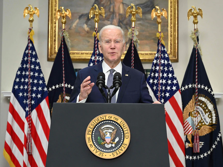 الرئيس الأميركي جو بايدن يلقي كلمة بشأن أزمة البنوك في الولايات المتحدة بعد انهيار بنك "سيليكون فالي" ومؤسسة "سيجنتشر"المالية، غرفة روزفلت، البيت الأبيض. 13 مارس 2023 - AFP