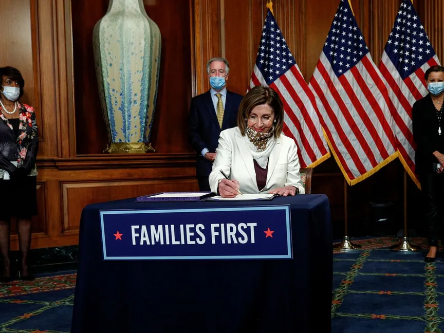 رئيسة مجلس النواب الأميركي نانسي بيلوسي توقّع في مقرّ الكونغرس خطة لدعم الاقتصاد خلال تفشي فيروس "كورونا" - 23 أبريل 2020 - REUTERS