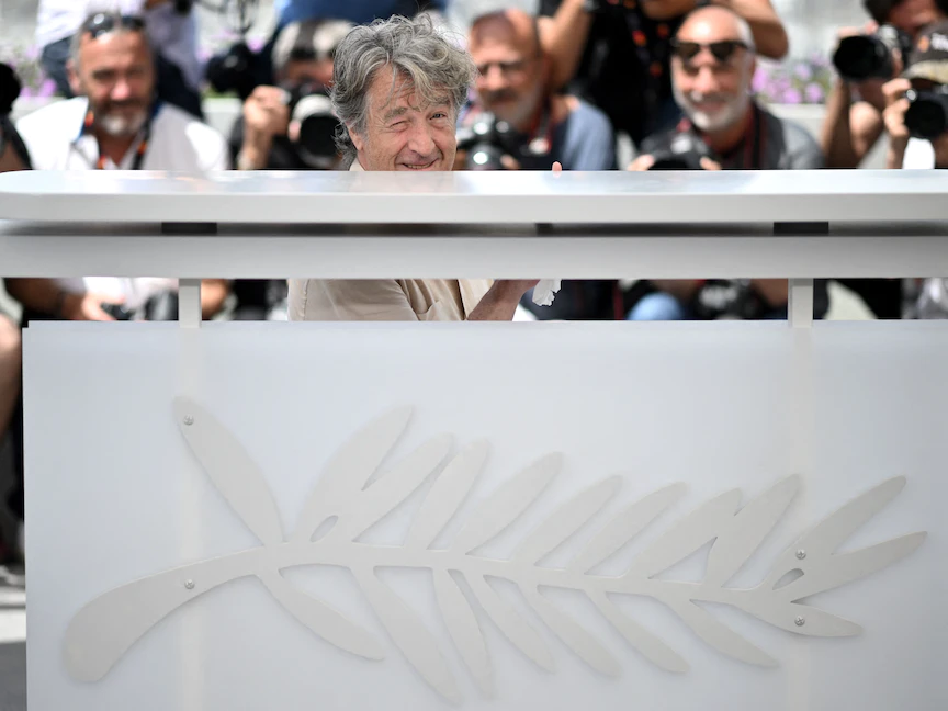 الممثل الفرنسي فرانسوا كلوزيه أمام عدسات المصورين في مهرجان كان السينمائي بفرنسا- 28 مايو 2022 - AFP