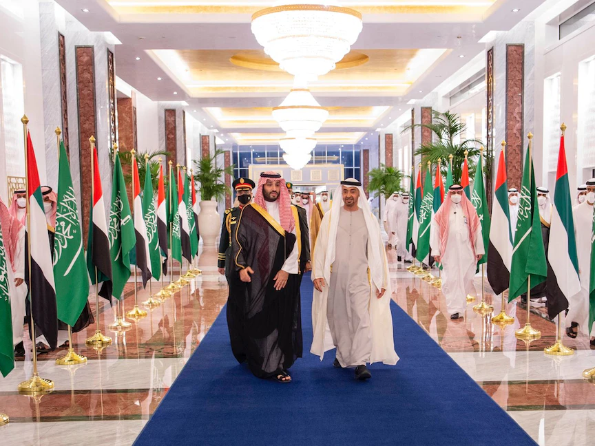 ولي عهد أبوظبي الشيخ محمد بن زايد آل نهيان يستقبل ولي العهد السعودي الأمير محمد بن سلمان في أبوظبي، 7 ديسمبر 2021.