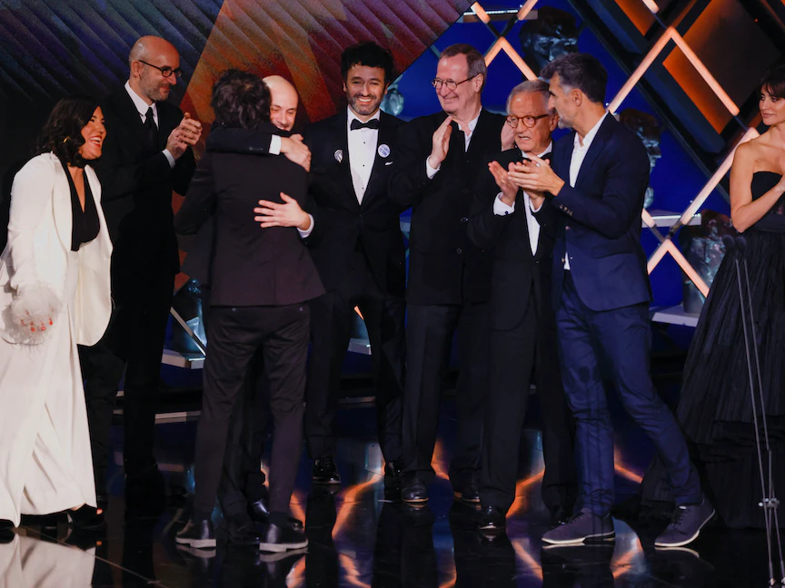 طاقم عمل فيلم As bestas على خشبة المسرح بعد فوزه بجائزة أفضل فيلم خلال حفل توزيع جوائز Goya في إسبانيا. 11 فبراير 2023 - REUTERS