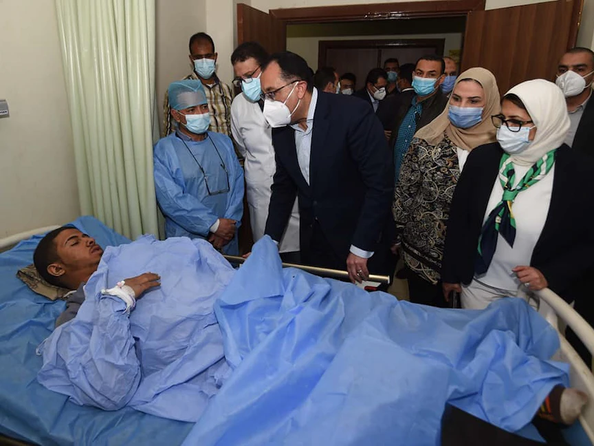 رئيس الوزراء المصري مصطفى مدبولي في زيارة لأحد المصابين جراء حادث تصادم قطاري سوهاج، 26 مارس 2021 - رئاسة مجلس الوزراء المصري