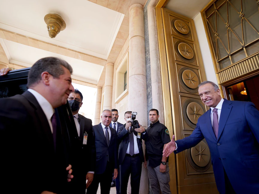 رئيس مجلس الوزراء العراقي مصطفى الكاظمي خلال استقباله رئيس حكومة إقليم كردستان مسرور بارزاني في بغداد - 23 يوليو 2022 - twitter/IraqiPMO/