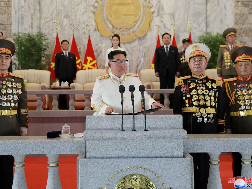 رئيس كوريا الشمالية كيم جونج أون خلال عرض عسكري أقيم بمناسبة الذكرى التسعين لتأسيس الجيش الثوري الشعبي الكوري في ساحة كيم إيل-سونج في بيونج يانج 26 أبريل 2022 - via REUTERS