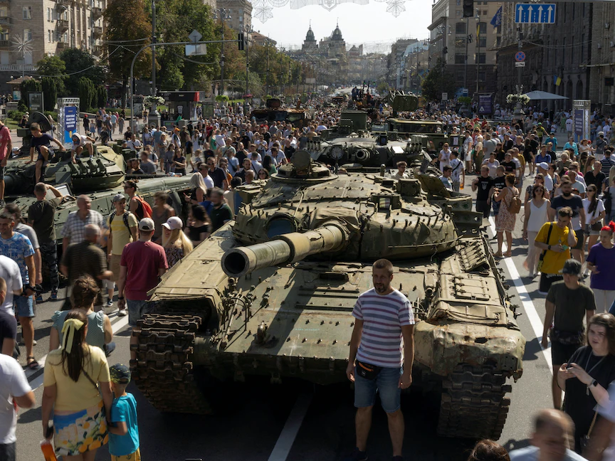 أشخاص يزورون معرضاً للمركبات والأسلحة العسكرية الروسية المدمرة مخصصاً لعيد الاستقلال، كييف - 21 أغسطس 2022 - REUTERS