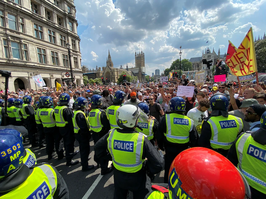 عناصر من الشرطة خلال تظاهرة ضد الإغلاق أمام البرلمان في لندن - REUTERS