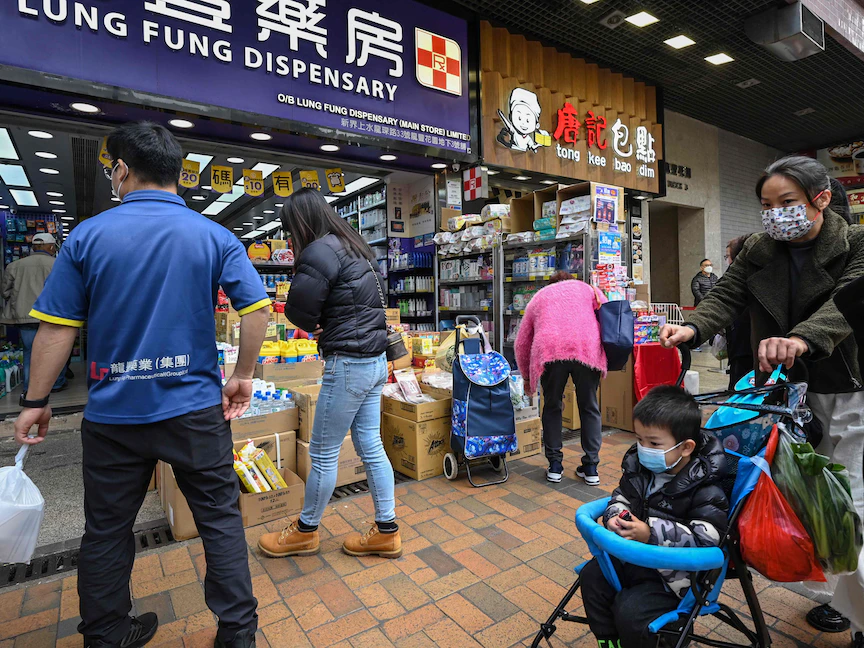 تسوق الناس في أحد شوارع بلدة "شيونج شوي" في هونج كونج بالقرب من حدود البر الرئيسي للصين. 4 يناير 2023 - AFP