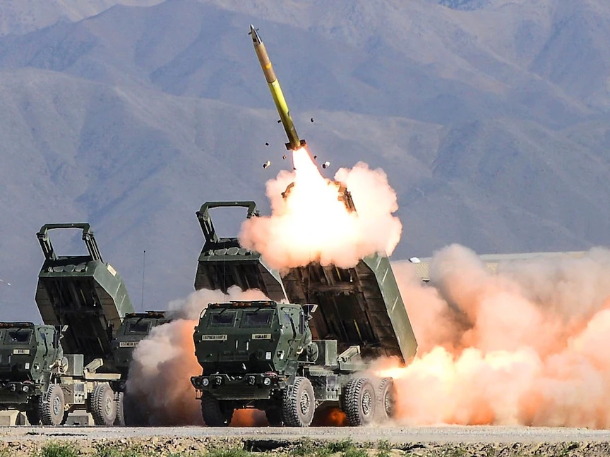 منظومة الصواريخ متعددة الإطلاق "هيمارس" التي تستخدمها القوات الأوكرانية في تصدّيها للغزو الروسي - Twitter/@AKlapsch