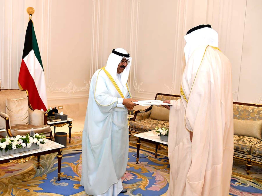 ولي عهد الكويت الشيخ مشعل الأحمد الصباح يتسلم خطاب الاستقالة من رئيس الوزراء الشيخ صباح الخالد الصباح - 5 أبريل 2022 - ديوان ولي عهد الكويت