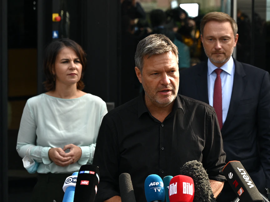 الزعيم المشارك لحزب الخضر الألماني ومرشحة الحزب لمنصب المستشارةآلينا بايربوك (إلى اليسار)، والزعيم والمرشح الأعلى لحزب FDP الديمقراطي الحر في ألمانيا كريستيان ليندنر (إلى اليمين) والزعيم المشارك للخضر روبيرت هابيك يلقي بيان صحافي عقب محادثات استكشافية بين الطرفين بعد الانتخابات العامة الألمانية في برلين يوم الأول من أكتوبر 2021 - AFP