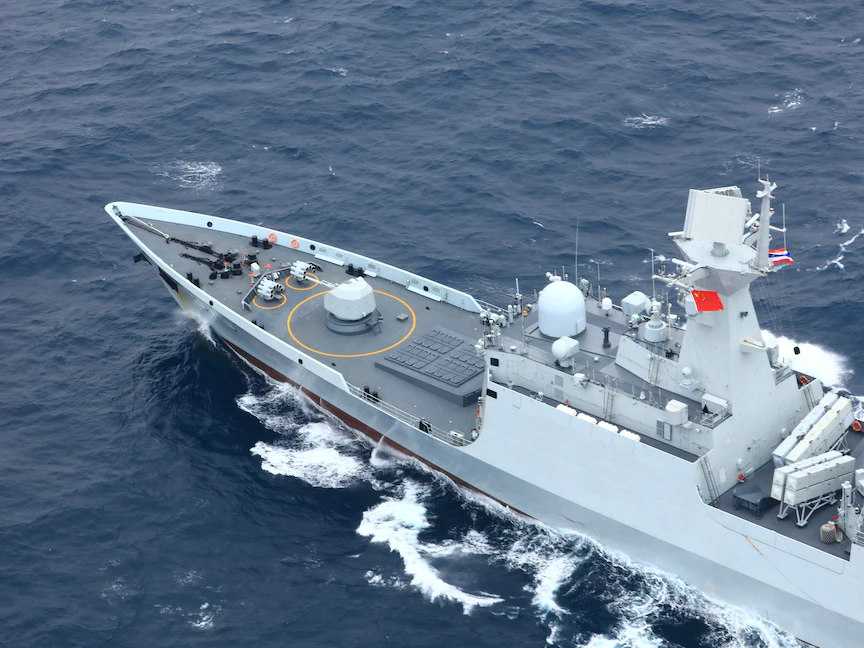 طرّاد الصواريخ الموجهة " Yueyang" التابع للبحرية الصينية خلال تدريبات عسكرية مشتركة مع تايلاند قبالة سواحل مدينة شانوي في جواندونج بالصين. 6 مايو 2019 - REUTERS