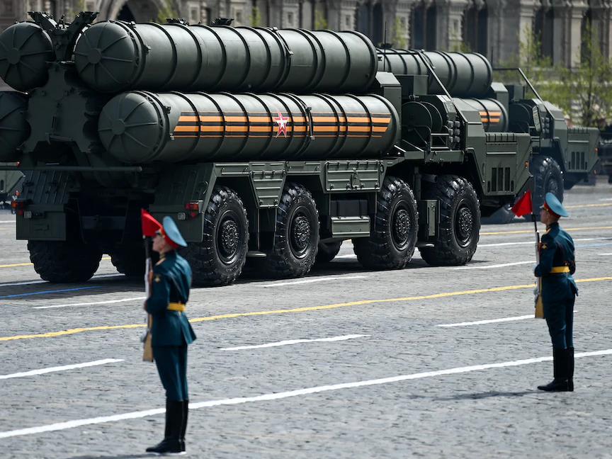 أنظمة الدفاع الجوي الصاروخية "إس -400" خلال عرض عسكري في موسكو- 9 مايو 2022 - AFP