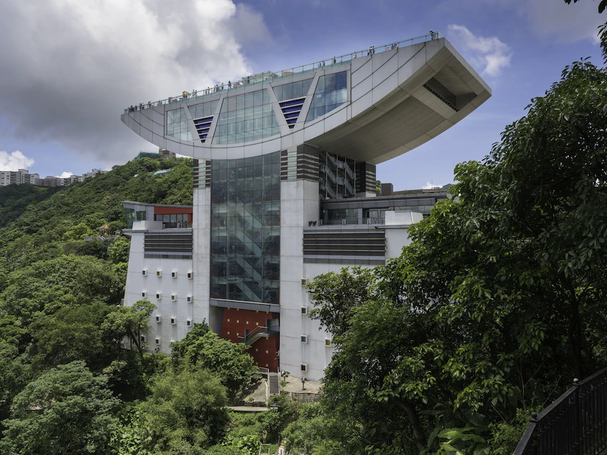 إحدى محطات القطار المائل في هونج كونج - thepeak.com.hk/en