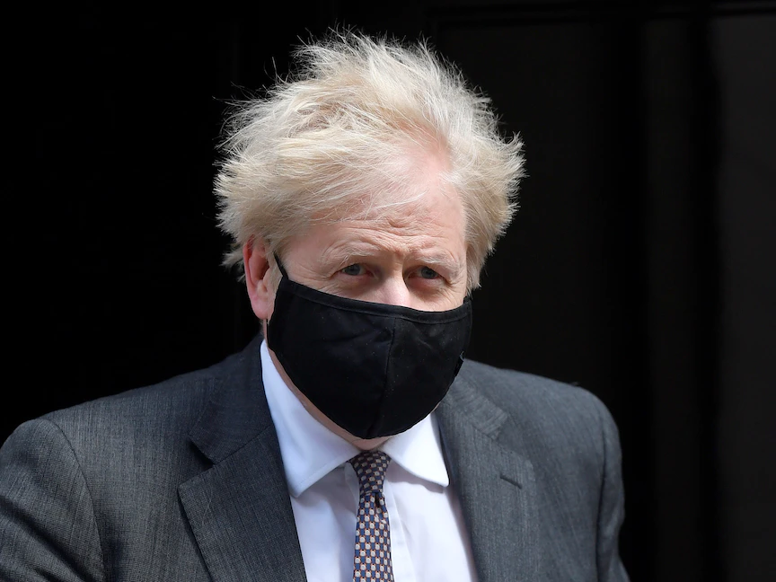 رئيس الوزراء البريطاني بوريس جونسون خلال مغادرته داونينغ ستريت في العاصمة لندن - REUTERS