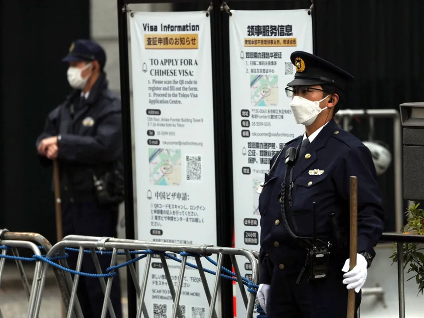 ضباط الشرطة اليابانية يقفون عند مدخل السفارة الصينية في طوكيو. 18 نوفمبر 2025 - Reuters