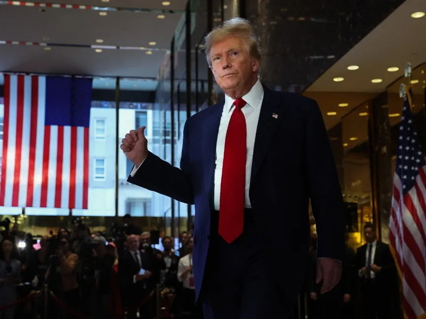 الرئيس الأميركي السابق دونالد ترمب يغادر بعد مخاطبة وسائل الإعلام بعد إصدار حكم بإدانته في قضية شراء الصمت في نيويورك. 31 مايو 2024 - AFP