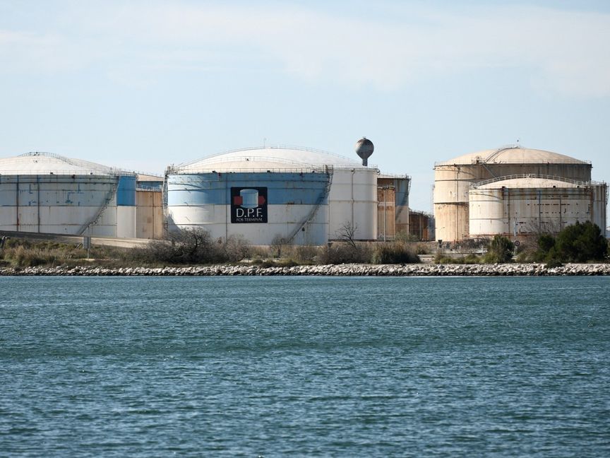 كم سيبلغ سعر النفط إذا طال إغلاق مضيق هرمز؟