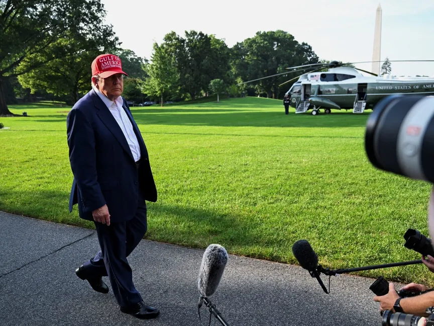 الرئيس الأميركي دونالد ترمب يتحدث للصحافيين في البيت الأبيض قبل المغادرة إلى ولاية فلوريدا. 1 يوليو 2025 - REUTERS