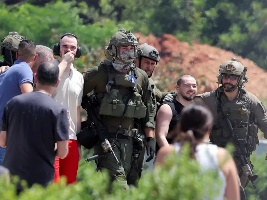 اثنان من المحتجزين الإسرائيليين الذين استعادهم الجيش وسط قطاع غزة في مدينة رمات غان قرب تل أبيب، إسرائيل. 8 يونيو، 2024 - REUTERS