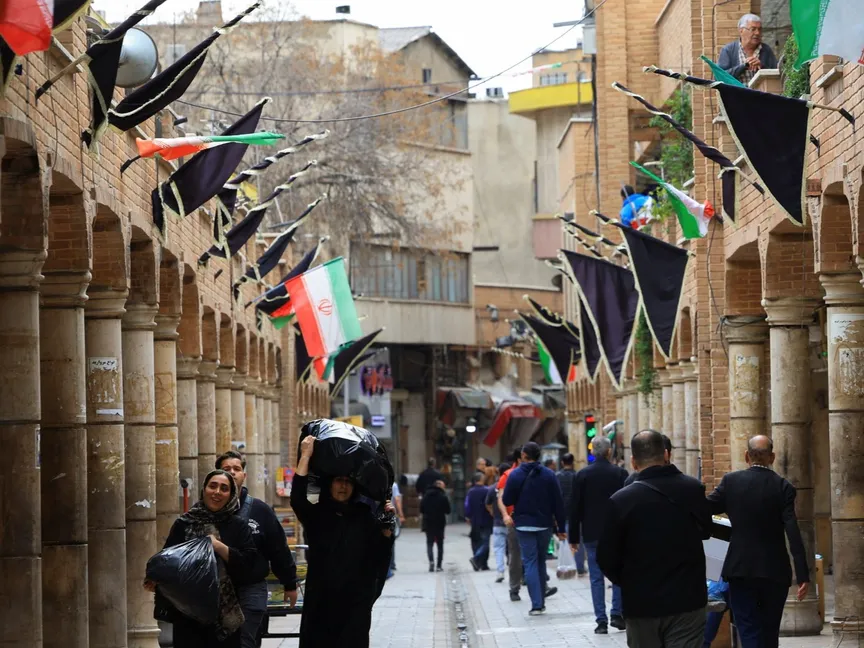 إيرانيون في السوق الكبير بطهران، 13 أبريل 2026 - Reuters