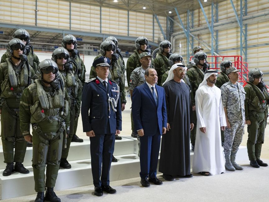 محمد بن زايد والسيسي يتفقدان "مفرزة مقاتلات مصرية" متمركزة في الإمارات