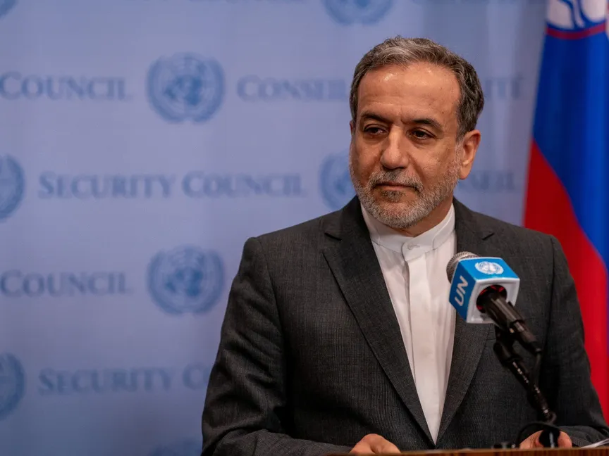 وزير الخارجية الإيراني عباس عراقجي يتحدث إلى وسائل الإعلام بمقر الأمم المتحدة في نيويورك. 25 سبتمبر 2024 - Reuters