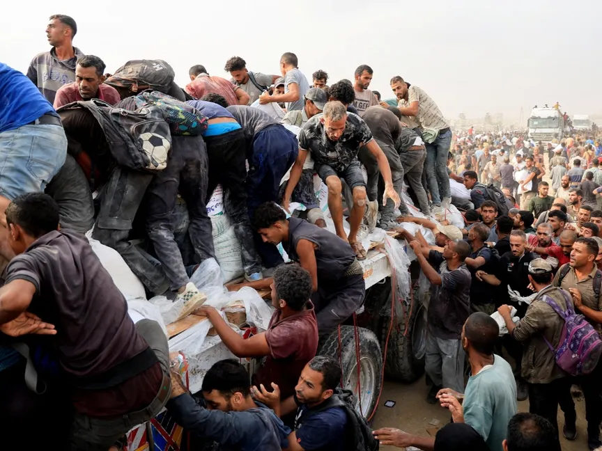 فلسطينيون يكافحون للحصول على إمدادات غذائية في خان يونس وسط أزمة تجويع خانقة تفرضها إسرائيل على قطاع غزة. 12 أغسطس 2025 - REUTERS