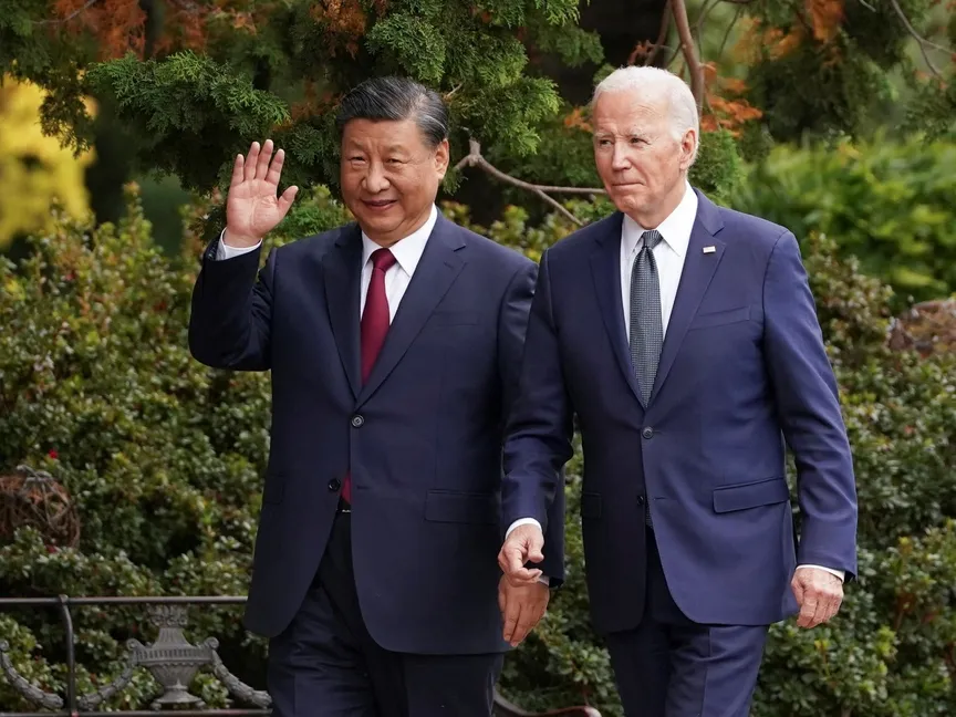 الرئيس الأميركي جو بايدن ونظيره الصيني شي جين بينج يسيران سوياً على هامش قمتهما في سان فرانسيسكو. 15 نوفمبر 2023 - Reuters