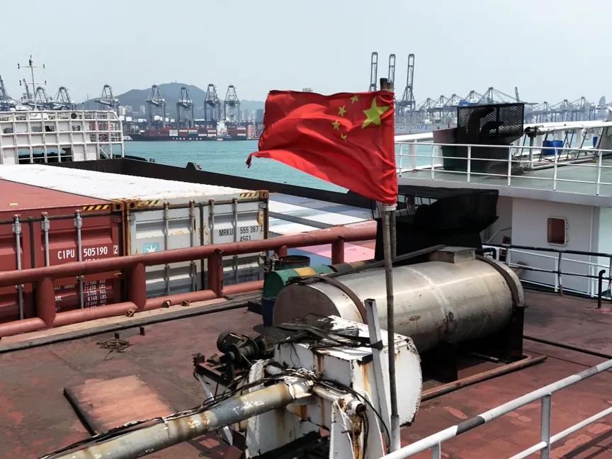 علم الصين على سفينة شحن في محطات ميناء كواي تشونج في هونج كونج. الصين. 3 أبريل 2025 - Reuters