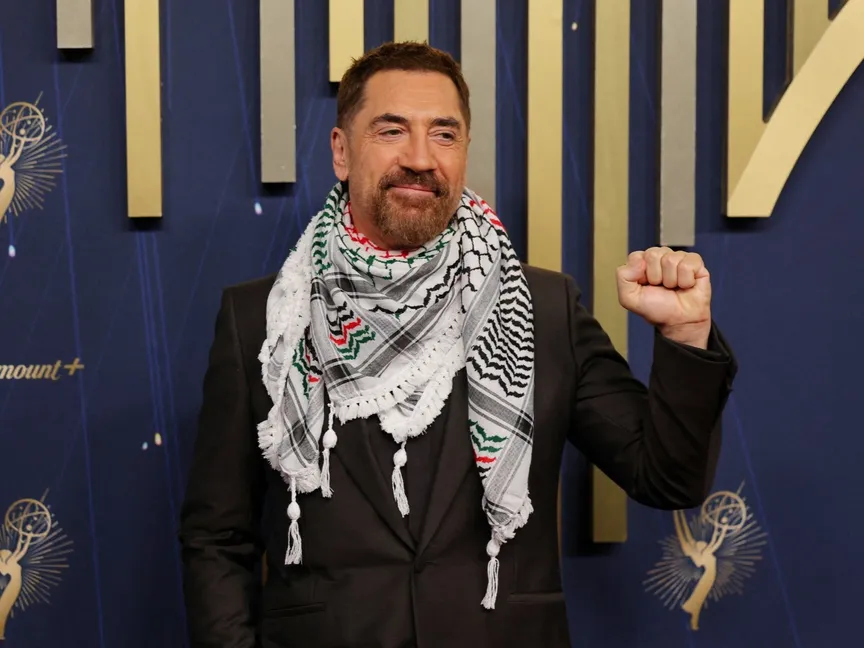 خافيير بارديم يرتدي الكوفية الفلسطينية في حفل توزيع جوائز الإيمي، لوس أنجلوس، 14 سبتمبر 2025 - Reuters