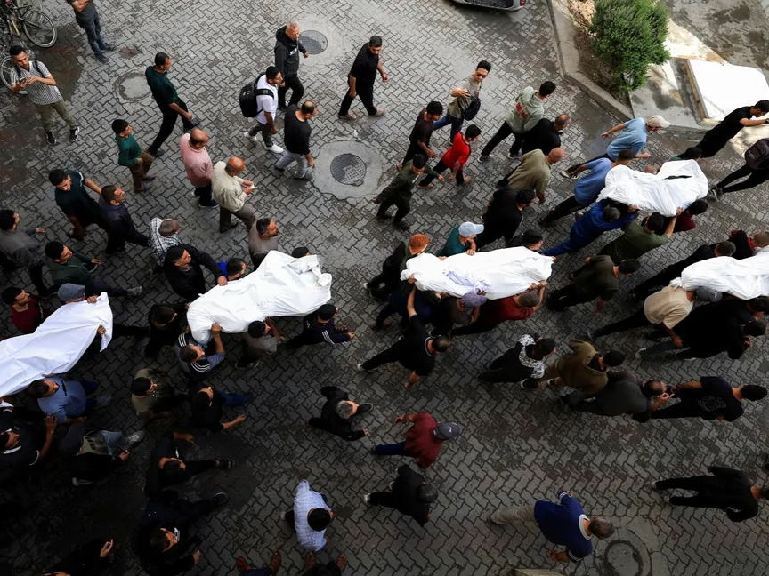 مشيعون يحملون جثامين ضحايا فلسطينيين قتلتهم إسرائيل في غارات على مدينة غزة. 20 مايو 2025 - REUTERS