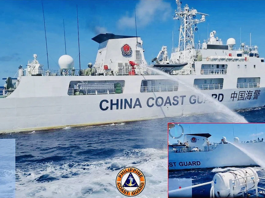 سفينة صينية (يسار) تطلق خراطيم مياه صوب سفينة تابعة لخفر السواحل الفلبيني. 5 أغسطس 2023 - AFP