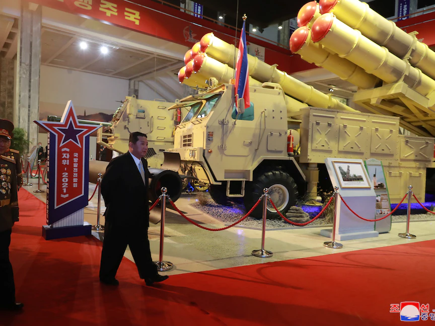 زعيم كوريا الشمالية كيم جونج أون في معرض دفاعي في العاصمة بيونج يانج. 12 أكتوبر 2021 - REUTERS