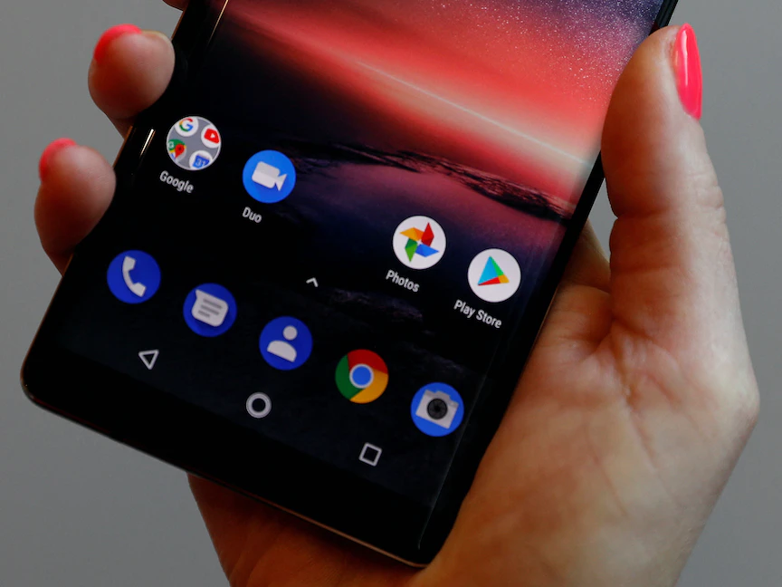 سيدة تحمل هاتفاً يعمل بنظام التشغيل "أندرويد". 25 مايو 2023 - REUTERS