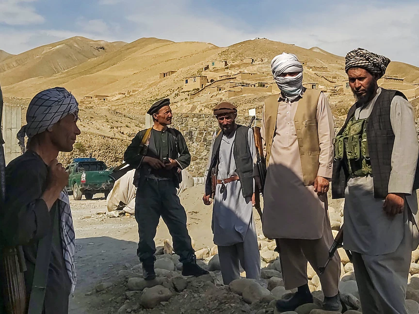 وحدات قتالية تحرس قرية في ولاية تخار الشمالية ضد مقاتلي "طالبان"، 6 يوليو 2021 - AFP