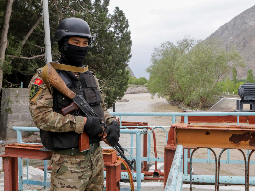 جندي من قوات العمليات الخاصة في قيرغيزستان بالقرب من منشأة توزيع المياه في جولوفنوي خارج قرية كوك تاش في مقاطعة باتكين على الحدود مع طاجيكستان. 5 مايو 2021 - REUTERS