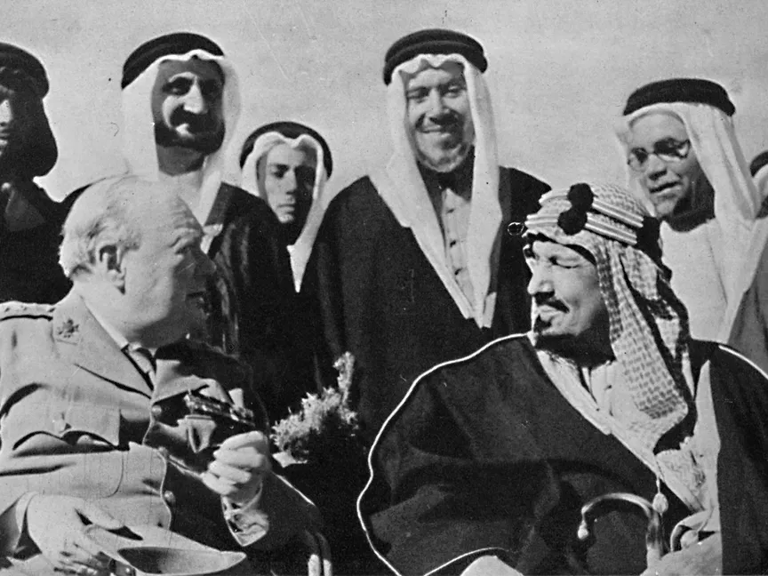 الملك عبد العزيز آل سعود خلال لقاء مع رئيس الوزراء البريطاني ونستون تشرشل في واحة الفيوم المصرية. فبراير 1945. - Getty Images