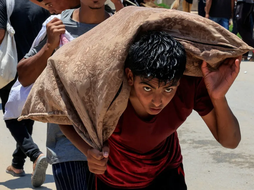 فلسطيني يتسلم إمدادات الإغاثة من مؤسسة غزة الإنسانية في رفح جنوب قطاع غزة. 9 يونيو 2025 - reuters