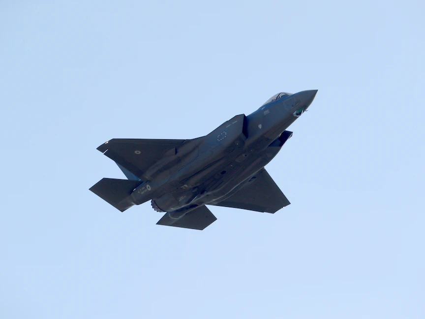 مقاتلة من طراز F-35A تحلّق خلال عرض في قاعدة لسلاح الجوّ السويسري - 23 مارس 2022 - REUTERS