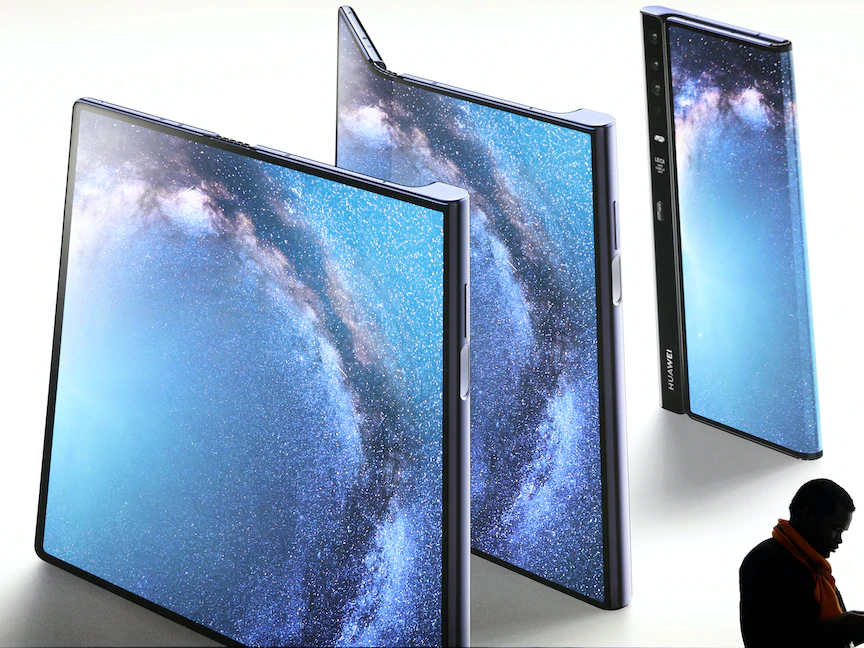 لوحة إعلانية تحمل صورة هاتف هواوي Mate X في مؤتمر برشلونة للموبايل - REUTERS