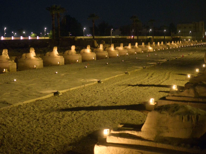 أعمال إنارة طريق الكباش ضمن استعدادات افتتاحه - الشرق