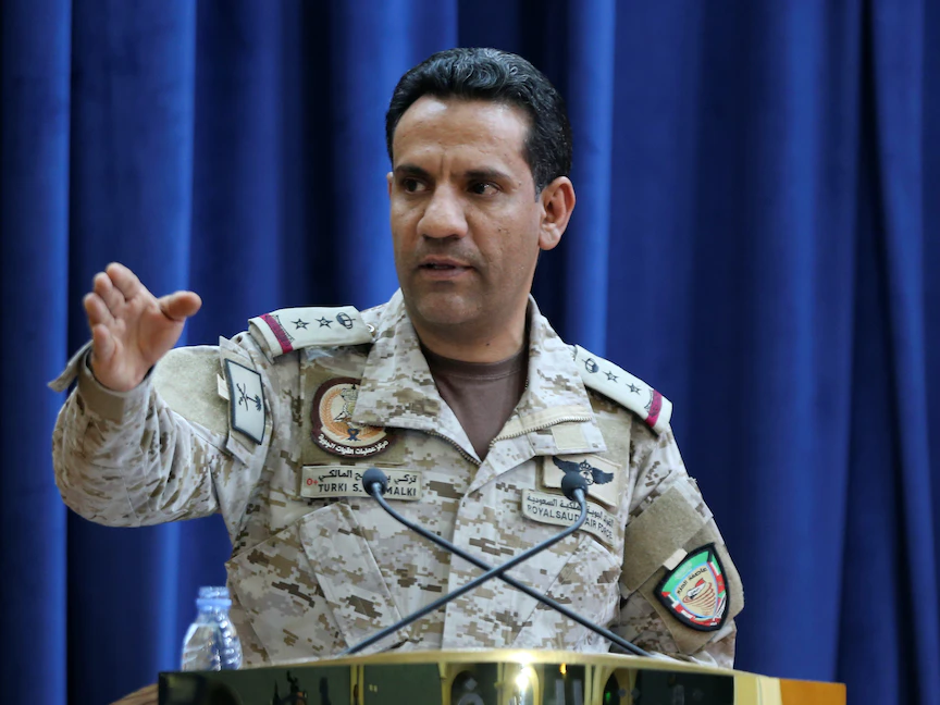 المتحدث الرسمي باسم قوات التحالف العربي في اليمن العميد تركي المالكي خلال مؤتمر صحافي بالعاصمة السعودية الرياض. - REUTERS