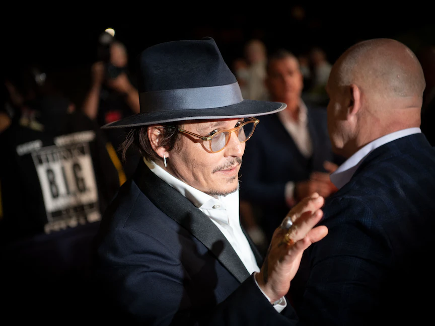 الممثل الأميركي جوني ديب يغادر السجادة الحمراء لمهرجان دوفيل السينمائي في دورته الـ 47 غرب فرنسا- 5 سبتمبر 2021 - AFP