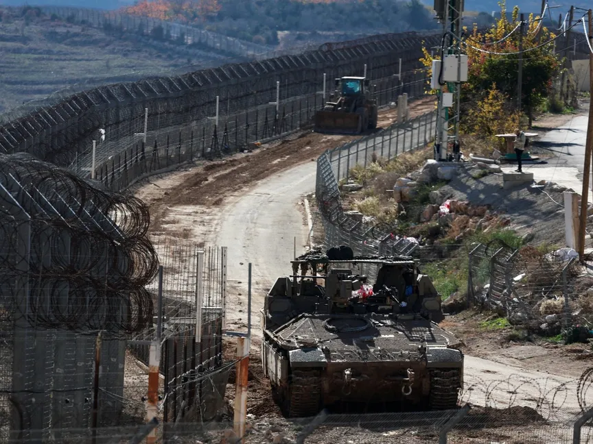 دبابة إسرائيلية بجوار خط فك الاشتباك بين إسرائيل والجولان المحتل. 9 ديسمبر 2024 - Reuters