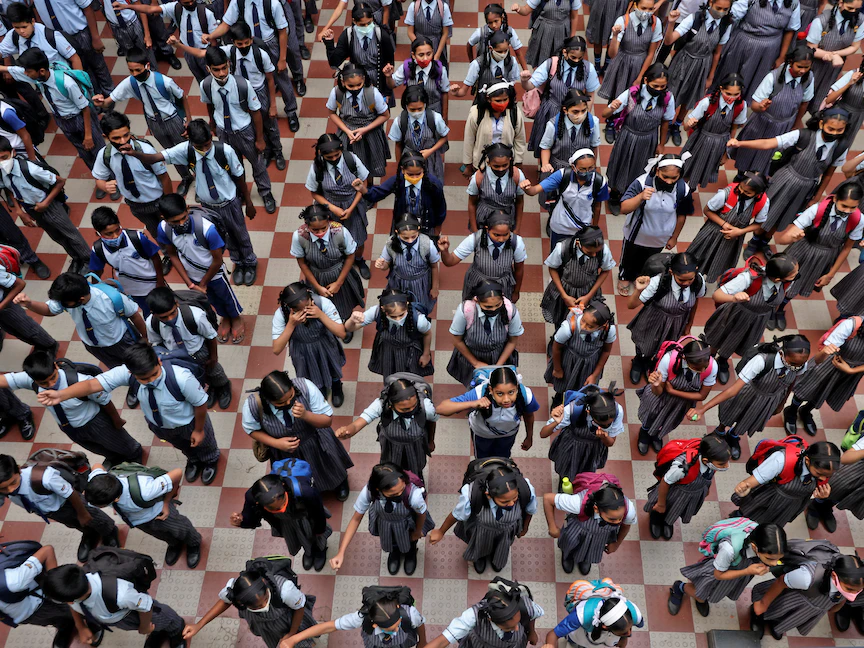 تلاميذ داخل مدرسة في ولاية ماهاراشترا الغربية بكامل طاقتها - 2 مارس 2022 - REUTERS