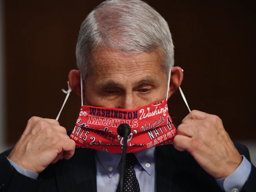 أنتوني فاوتشي، مدير المعهد الوطني الأميركي للحساسية والأمراض المعدية في الولايات المتحدة الأميركية ينزع كمامة واقية عن وجهه - Getty Images